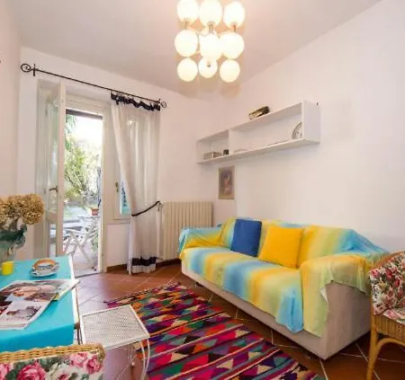 דירה Fiumelatte Sleeps 4 ורנה